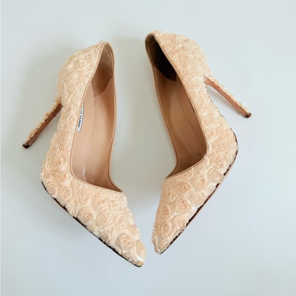 Manolo Blahnik Beige Floral Embellished Lace Pointed Toe Pumps EU 41 - Picture 3 of 10